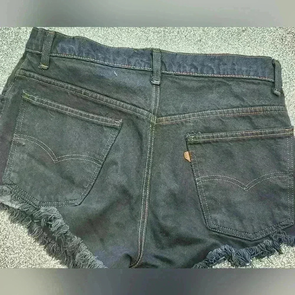 LEVI'S BLACK JEAN SHORTS - Picture 2 of 4